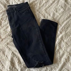 Low-rise black skinny jeans